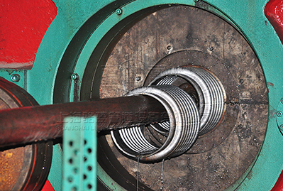 伸縮節(jié)波紋管生產(chǎn)現(xiàn)場(chǎng)